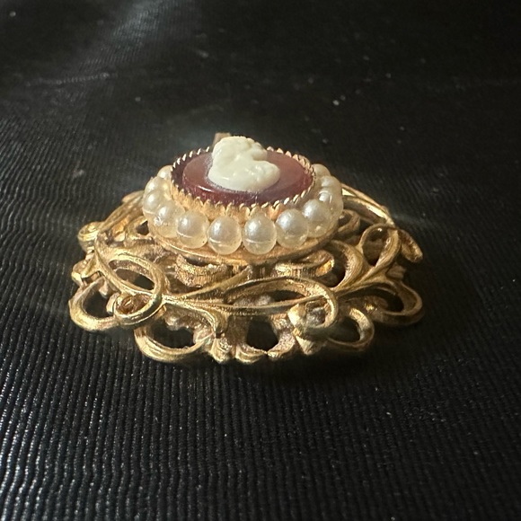 Vintage Faux Cameo Pendant - Picture 5 of 6